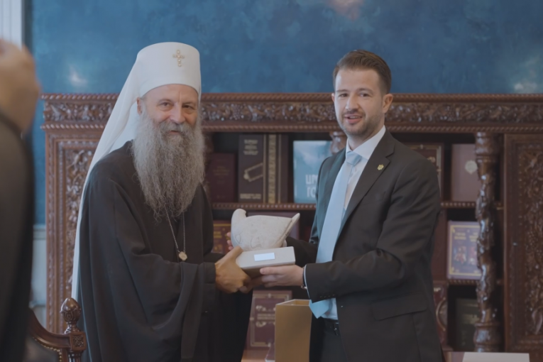 Patrijarh Porfirije se rukuje sa crnogorskim predsednikom
