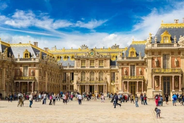 FRANCUSKA ŽIVI U STRAHU OD TERORISTIČKIH NAPADA: Panika u Parizu!Versajska palata evakuisana posle nove pretnje bombom