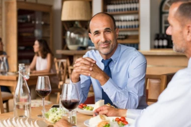 JEO JE U SKUPIM RESTORANIMA I GLUMIO SRČANI UDAR KAKO BI IZBEGAO PLAĆANJE RAČUNA: Očevici kažu da je to učinio najmanje 20 puta! (FOTO)