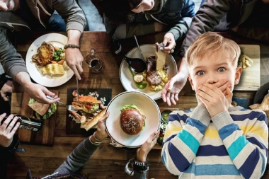 MASOVNO TROVANJE U RESTORANU U OKOLINI ORAHOVCA: Šestogodišnji dečak u teškom stanju!