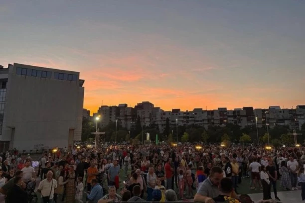 VERNICI PUTOVALI SATIMA DA BI DOČEKALI SRPSKOG PATRIJARHA ISPRED HRAMA U PODGORICI! Zbog nesalomive vere spremni da podnesu ŽRTVU, ništa im ne pada teško!