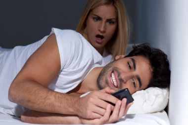 "VARAO SAM ŽENU 11 GODINA, OVO SU TAJNI ZNACI KOJI OTKRIVAJU PRELJUBNIKA": Žene, obratite pažnju, nije ih teško RASKRINKATI! (FOTO)