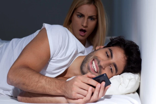 "VARAO SAM ŽENU 11 GODINA, OVO SU TAJNI ZNACI KOJI OTKRIVAJU PRELJUBNIKA": Žene, obratite pažnju, nije ih teško RASKRINKATI! (FOTO)