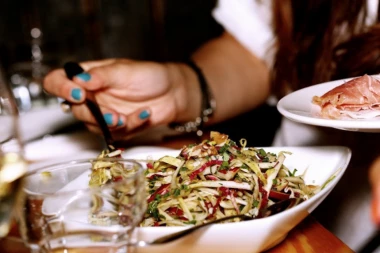 IZAŠAO NA PRVI SASTANAK SA DEVOJKOM, A ONA MU PRIREDILA OVO U RESTORANU: Kad je video šta mu se sprema, učinio je najluđi potez