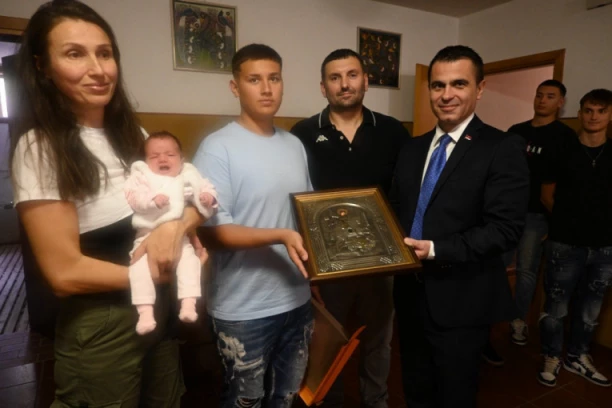 MINISTAR MILIĆEVIĆ OBIŠAO NAJBOGATIJU SRPSKU PORODICU U DIJASPORI! Njihovo bogatstvo se ne ogleda u bankovnim računima, već u broju dece - Milićevići imaju 9 mališana! (FOTO)