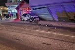 NAKON UDESA SVOM SILINOM UDARIO U GARAŽU: Automobili potpuno slupani nakon saobraćajne nezgode!