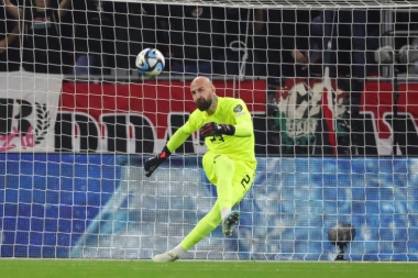 SRBI PET PUTA VADILI LOPTU IZ MREŽE: Dibala dao TRI gola Milinković-Saviću!