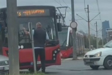 VOZAČ GRADSKOG PREVOZA ODUŠEVIO GRAĐANE: Odlučio da preuzme stvar u svoje ruke nakon što mu se pokvario autobus! (VIDEO)
