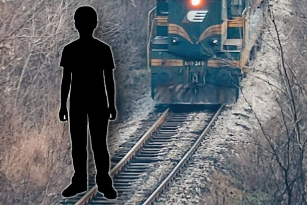 VOZ UDARIO DEČAKA (11)! Mališan podlegao povredama!