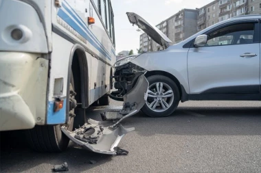 UDES KOD UMKE: Direktan sudar autobusa i automobila, jedna osoba hitno prevezena u Urgentni centar!