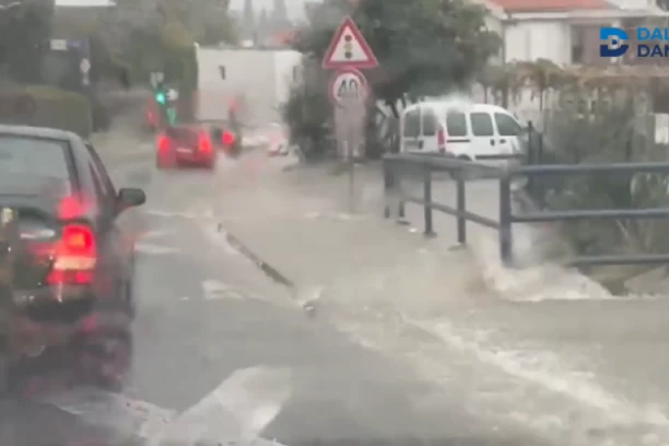 STRAŠNO NEVREME POGODILO HRVATSKU! Snimci užasa se šire društvenim mrežama: Bujice odnose ŠAHTE, susnežica napravila HAOS! (VIDEO)