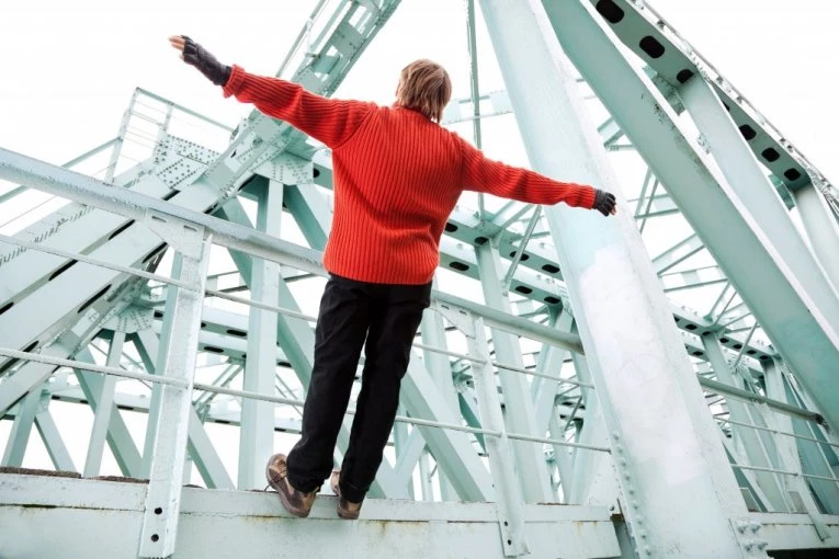 "VI LI MENE TRAŽITE": Muškarac skočio sa 12 metara visokog mosta, a onda se pojavio kao da se ništa nije desilo!