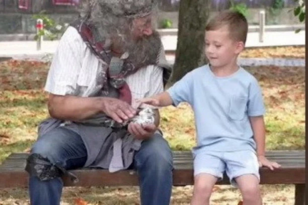DETE JE PRIŠLO BESKUĆNIKU, A ONDA GA JE MAJKA UPLAŽENO ODVUKLA: Dok je čovek uplakano gledao za njima, prišla mu je jedna žena, evo šta mu je uradila (VIDEO)
