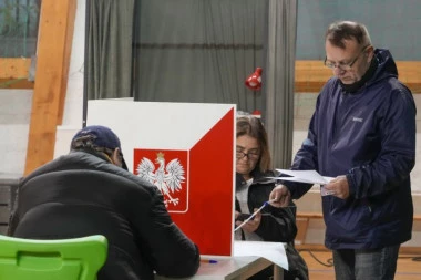 REKORDNA IZLAZNOST NA IZBORIMA U POLJSKOJ: U Varšavi glasalo više od 63 odsto građana, jedan muškarac pojavio se s PIŠTOLJEM!