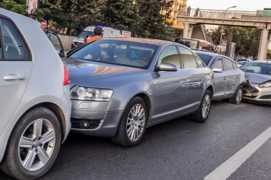 NESREĆE NA PUTEVIMA U SRBIJI SE NE ZAUSTAVLJAJU! Još jedan lančani sudar, SEDAM osoba prevezeno u Urgentni centar! (VIDEO)