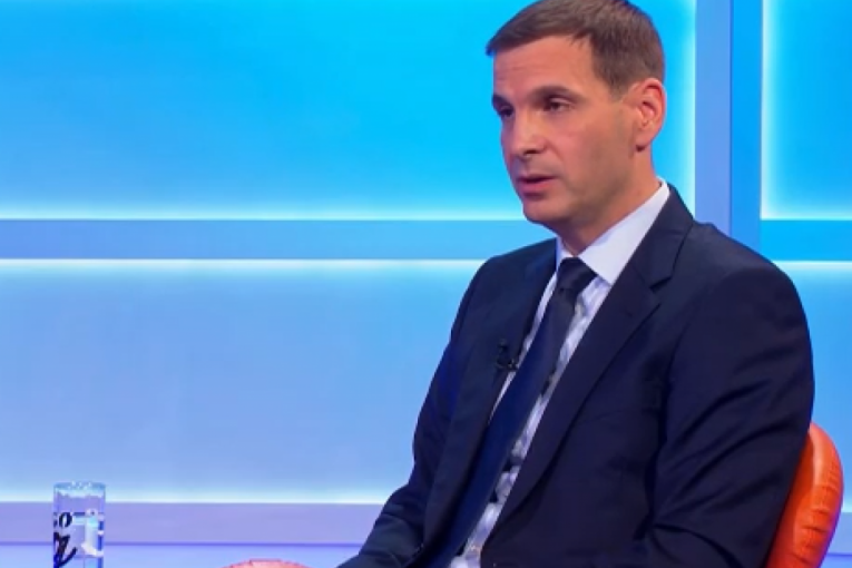 MILOŠ FRANCUZ NAROD NAZVAO POLUSVETOM! Na užasne uvrede morao da reaguje čak i opozicioni novinar