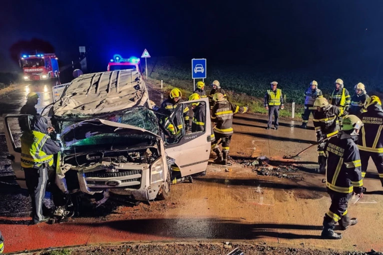 PREVRNUO SE MINIBUS PUN RADNIKA! Osam osoba teško povređeno, vatrogasci sekli vozilo i izvlačili ljude! (FOTO)