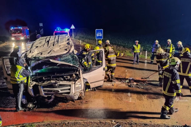 PREVRNUO SE MINIBUS PUN RADNIKA! Osam osoba teško povređeno, vatrogasci sekli vozilo i izvlačili ljude! (FOTO)