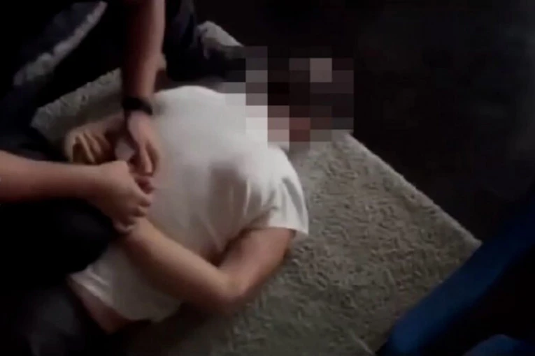 PALICOM UNIŠTIO OČEV AUTO, PA PRETIO UBISTVOM! Sa dva noža u rukama se zaključao u stan sa roditeljima!