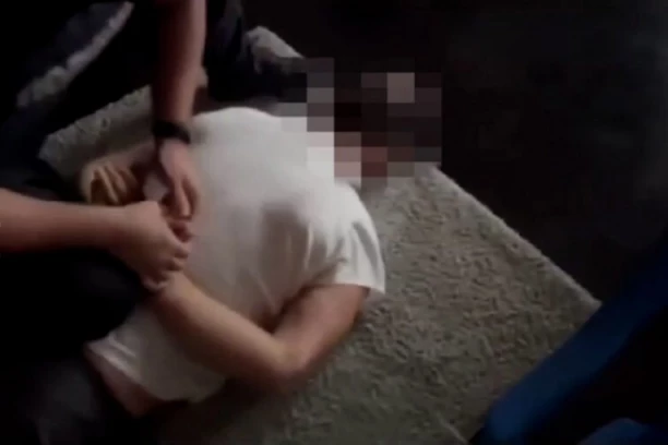 PALICOM UNIŠTIO OČEV AUTO, PA PRETIO UBISTVOM! Sa dva noža u rukama se zaključao u stan sa roditeljima!