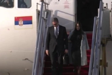 TOPLA DOBRODOŠLICA I NASMEJANA LICA MALIŠANA: Pogledajte kako su predsednika Vučića srdačno dočekali u Kini (FOTO)
