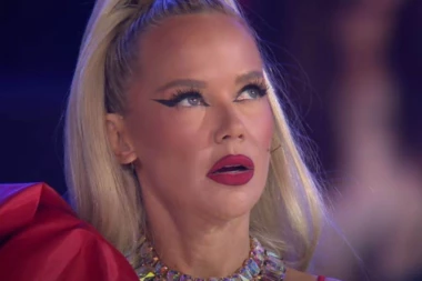 HRVATSKA PEVAČICA SA BENDOM URNISALA KULTUNO NASLEĐE: Skandalozni snimci razbesneli javnost, VISILI SA LUSTERA i jahali topove (FOTO)