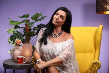 "KAD SAM SE JA RAZVELA, MOGU SVI"! Prevarena pevačica se sada baškari u luksuzu - POSEDUJE HOTEL I JEDE ZLATNIM ESCAJGOM!