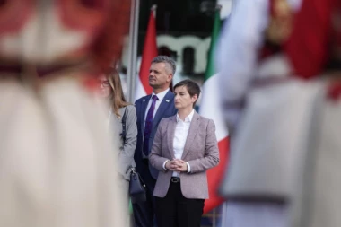 BRUTALNE LAŽI POJEDINIH MEDIJA! Izmislili da je Brnabić prekršila protokol tokom Samita, fotografije ih demantovale! (FOTO)