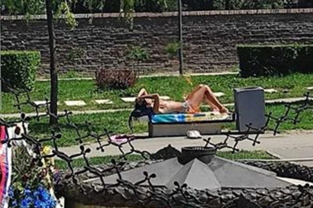 BEOGRAĐANKA SE "ČVARILA" GOLA NA PALILULI! Muzej žrtava genocida objavio sliku: I mrtvi se OKREĆU U GROBU! (FOTO)