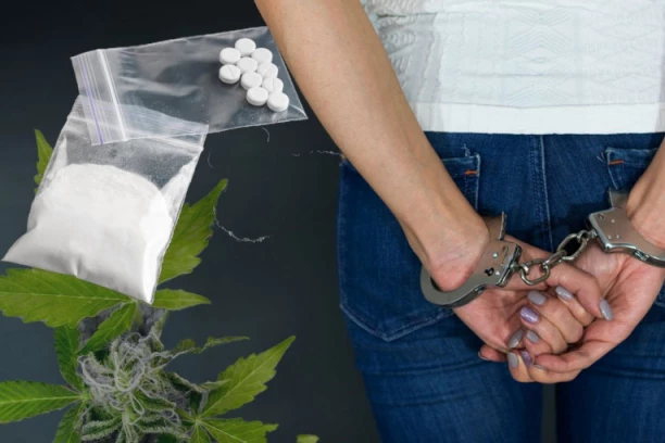 TURISTKINJA UŠLA U ZEMLJU SA PET KILOGRAMA KOKAINA: Strpali je u zatvor, a 12 godina kasnije dogodio se OBRT