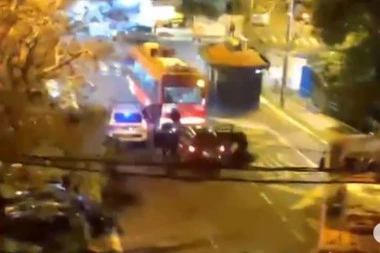HAPŠENJE NA ZVEZDARI: Interventna oborila muškarca na asfalt, pa mu stavila lisice na ruke! (VIDEO)