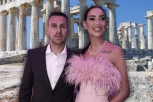 KAĆA I GOBELJA ODREŠILI KESU: Mladi bračni par kupuje LUKS VILU u Atini!