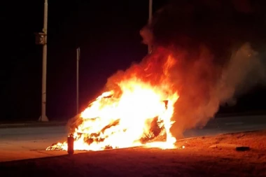 STUDENT MEDICINE SPASIO VOZAČA IZ PLAMENA! Sleteo s puta, auto buknuo i nestao u sekundi! (VIDEO)