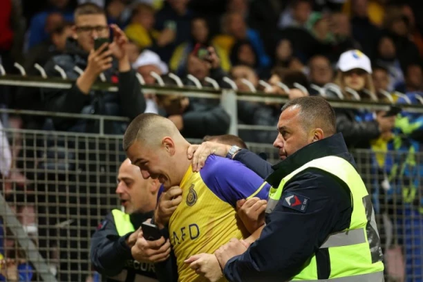 BRUKA U ZENICI, NAPADNUT KRISTIJANO RONALDO! Navijač uleteo na teren, Portugalac završio na zemlji! (VIDEO)