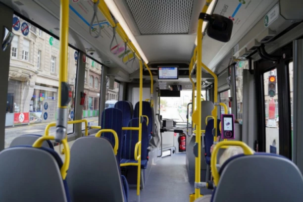 KOLIKO ČESTO IDE, TAMAN NAM JE TO FALILO! Ljudi postavili OVO na autobuskoj stanici, pa osvanulo na društvenoj mreži: Sva čast za ideju! (FOTO)