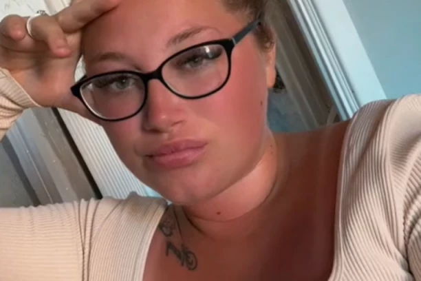 PROBUDILA SE ZA ŠKOLU, A ONDA SU KRENULI BOLOVI: Usledio je totalni ŠOK, njeni roditelji su za svega pet minuta postali BAKA I DEKA!