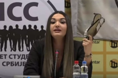 ZVEZDA OPOZICIONIH STUDENATA! Sofija vitlala sandalom ljudima iznad glave da "ukaže na probleme u Srbiji"! (VIDEO)