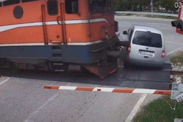 OSTAVILA KOLA NASRED PRUGE I ISTRČALA NA ULICU! Bizarano, spustila se rampa, ona panično pobegla iz automobila, ŠOK SNIMAK! (VIDEO)
