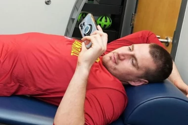 ŠTA RADIŠ TO NIKOLA? Provaljen je - Jokić diže ruke od košarke i konja, evo šta je zaokupiralo njegovu pažnju na stolu za masažu! (FOTO)