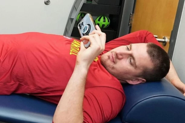 ŠTA RADIŠ TO NIKOLA? Provaljen je - Jokić diže ruke od košarke i konja, evo šta je zaokupiralo njegovu pažnju na stolu za masažu! (FOTO)