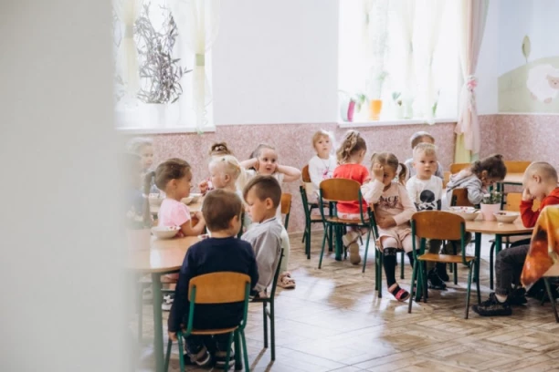 UŽAS U VLADIČINOM HANU: Vaspitačica udarila dete jer nije htelo da spava!