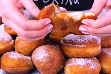 RECEPT ZA NAJLEPŠE KROFNE: Gotove su za samo POLA sata, TOPE se koliko su slasne, caka je u baš OVAKVOJ smesi!