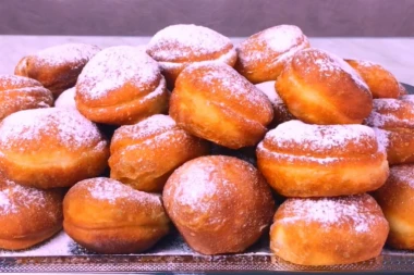 RECEPT ZA NAJSAVRŠENIJE KROFNE: Caka je da pre pravljenja OVO uradite sa brašnom, videćete koliko će biti UKUSNE!