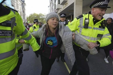 UHAPŠENA GRETA TUNBERG: Policija razbila demonstracije klimatskih aktivista u centru Londona (VIDEO)