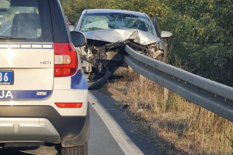 JEZIVE SCENE NA MAGISTRALNOM PUTU U MRČAJEVCIMA! Od siline udara zaštitna ograda prošla KROZ AUTOMOBIL - dve osobe povređene!