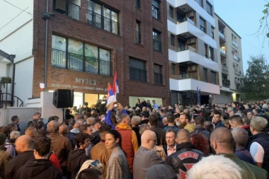 OTVOREN MUZEJ DRAŽI MIHAILOVIĆU U BEOGRADU! Okupio se veliki broj ljudi u Bregalničkoj ulici - vijore se zastave! (FOTO GALERIJA)