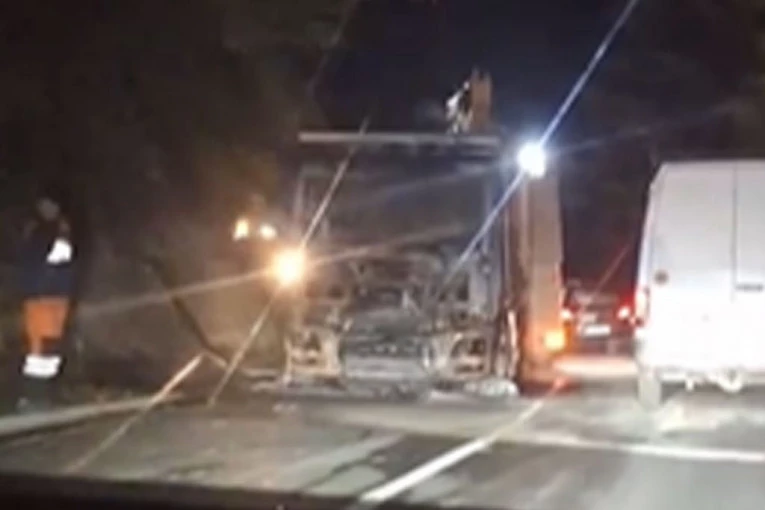 ZAPALIO SE ŠLEPER KOD IVANJICE: Teretnjak izgoreo do neprepoznatljivosti! (VIDEO)