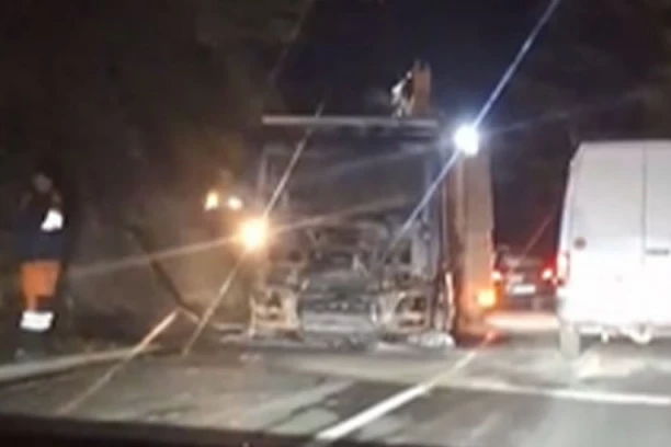 ZAPALIO SE ŠLEPER KOD IVANJICE: Teretnjak izgoreo do neprepoznatljivosti! (VIDEO)