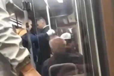 UŽAS U BEOGRADU: Mladić provocirao putnike u tramvaju pa DOŠLO DO TUČE! (VIDEO)