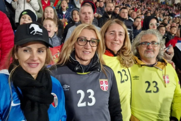 PODRŠKA ZA SERGEJA I VANJU: Tetke i teča bodre ih sa tribina Marakane!